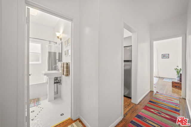 236 S 5th Avenue, Venice CA: https://media.crmls.org/mediaz/bf317da3-9298-40a7-aaaa-9b688f708f88.jpg