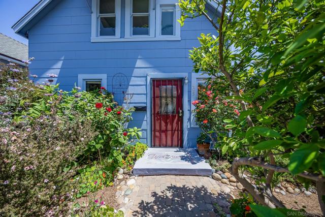 405 Langley St, San Diego CA: https://media.crmls.org/mediaz/bf31c6f2-e8bd-480b-af44-453a52657f0c.jpg