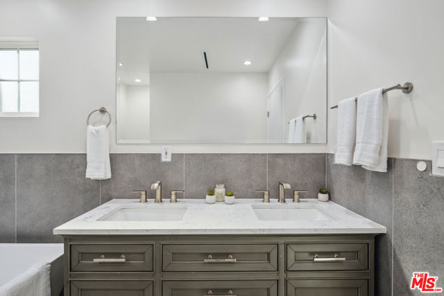 3976 Mclaughlin Avenue, Los Angeles CA: https://media.crmls.org/mediaz/bf340649-a29f-41e2-ab10-7d51248250d7.jpg