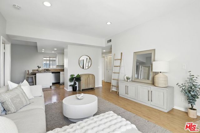 11531 Riverside Drive, 308 photo 2
