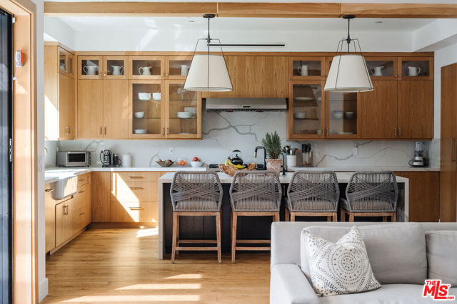 4447 Farmdale Avenue, Studio City CA: https://media.crmls.org/mediaz/bf34ef4f-5169-45da-be6e-eb0c25d98ee3.jpg