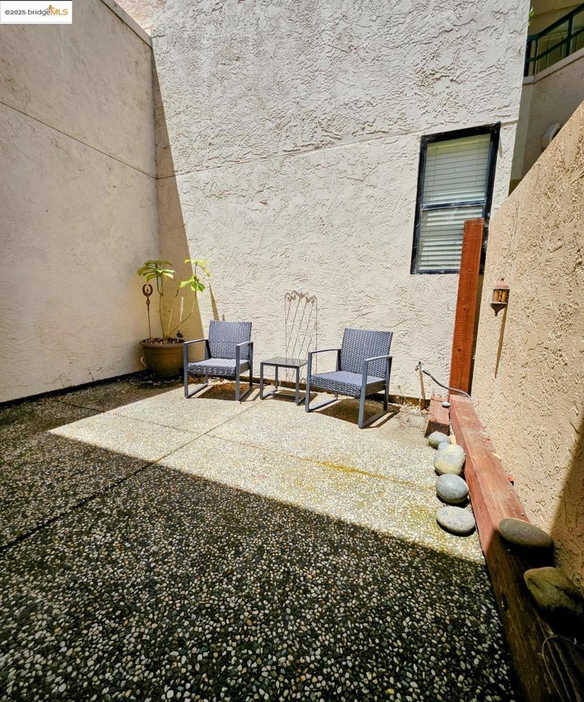 https://media.crmls.org/mediaz/bf359c09-8787-42aa-807b-62044062a817.jpg?preset=X-Large