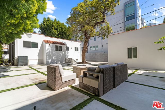 8226 Fountain Avenue, West Hollywood CA: https://media.crmls.org/mediaz/bf35f8f0-5eb4-4040-af98-00b403439bee.jpg