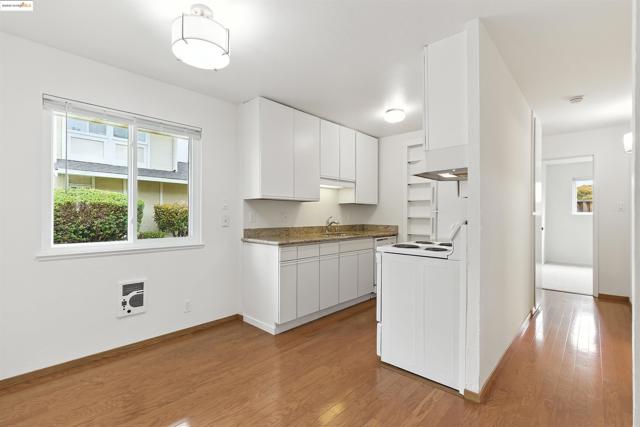 14617 Doolittle Dr, San Leandro CA: https://media.crmls.org/mediaz/bf361136-3dc4-4cbc-9459-e88c795f7e97.jpg