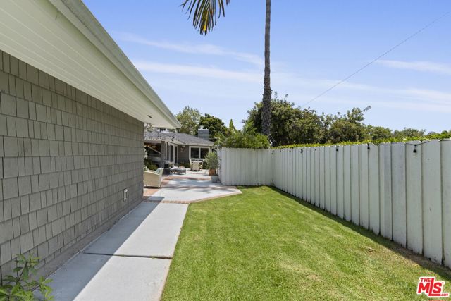 207 10th Street, Santa Monica CA: https://media.crmls.org/mediaz/bf36ce5b-b78f-4756-bc99-28ed85fa556a.jpg