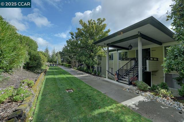1232 Skycrest Dr, Walnut Creek CA: https://media.crmls.org/mediaz/bf38c3ec-1ad4-41a4-8a5f-14e61effac7d.jpg