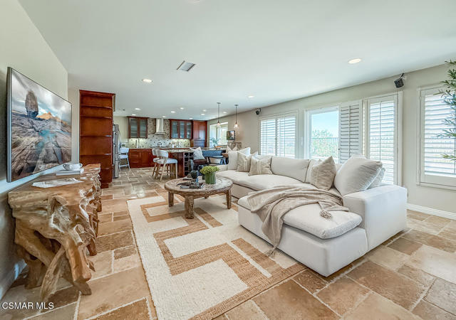 3331 Monte Carlo Drive, Thousand Oaks CA: https://media.crmls.org/mediaz/bf38dcc3-79d7-482a-99fb-4efecccce27a.jpg