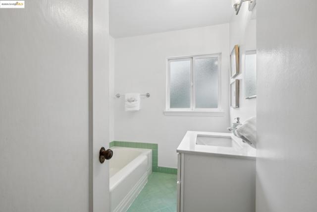 6951 Chambers Dr, Oakland CA: https://media.crmls.org/mediaz/bf390bd9-8fb8-4d40-bcee-76c9147bace1.jpg