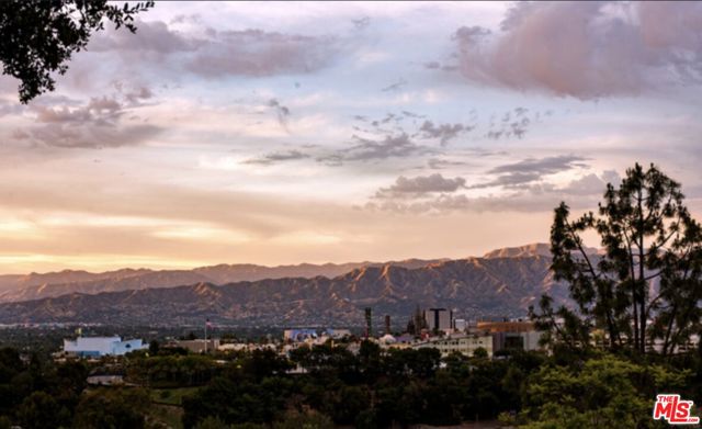 3200 Oakley Drive, Los Angeles CA: https://media.crmls.org/mediaz/bf394a39-28c3-4448-a4e3-47218615709c.jpg