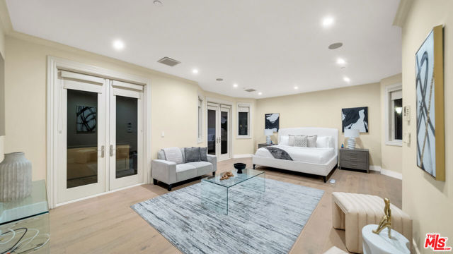 1447 San Ysidro Drive, Beverly Hills CA: https://media.crmls.org/mediaz/bf3984ca-d97d-41f8-9933-d54ec0ca49c6.jpg