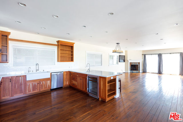 702 Pacific Ave., Venice CA: https://media.crmls.org/mediaz/bf3b2755-8c2a-4961-806d-cc59bb044d36.jpg