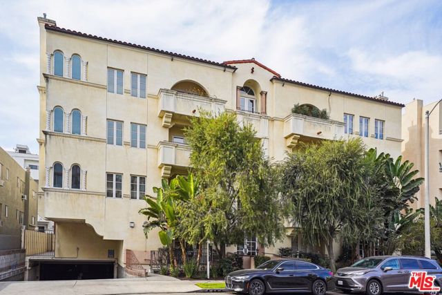 1861 Veteran Avenue, Los Angeles CA: https://media.crmls.org/mediaz/bf3ca279-97a4-498c-9e4e-01660fa8814b.jpg