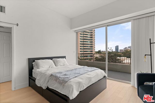 Image 2 for 10501 Wilshire Blvd #812, Los Angeles, CA 90024