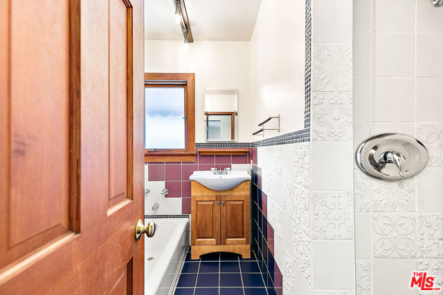 4171 Kraft Avenue, Studio City CA: https://media.crmls.org/mediaz/bf3ef6b1-e7ef-4821-a9b4-7e13eaea7338.jpg
