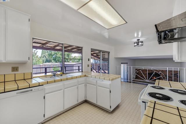 1849 Springsong Dr, San Jose CA: https://media.crmls.org/mediaz/bf3fb577-218f-46f0-a1a0-2c78abfad4d3.jpg