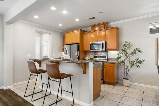 215 W Santa Cruz Way, Mountain House CA: https://media.crmls.org/mediaz/bf3fc061-89a6-47a2-a795-770f86cab644.jpg