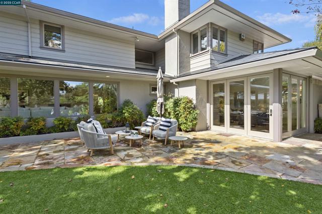 1121 Estates Dr, Lafayette CA: https://media.crmls.org/mediaz/bf3fddfe-b929-41f3-b07e-0175e48733c5.jpg