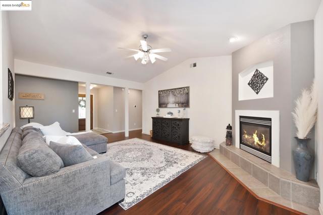 3196 Sudbury RD, Cameron Park CA: https://media.crmls.org/mediaz/bf4031d2-1f11-46e8-ac6f-4ec47116ead2.jpg