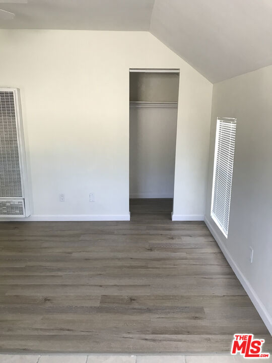 1060 E 6th Street, Long Beach CA: https://media.crmls.org/mediaz/bf410363-2c06-40db-942c-e4c322c60cdc.jpg