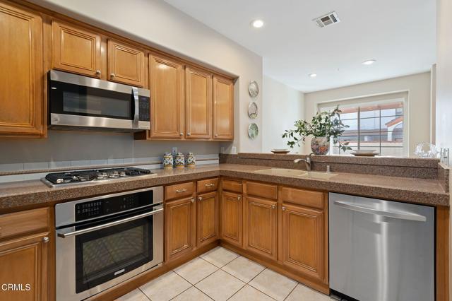 Detail Gallery Image 12 of 29 For 214 Camino Toluca, Camarillo,  CA 93010 - 3 Beds | 2/1 Baths