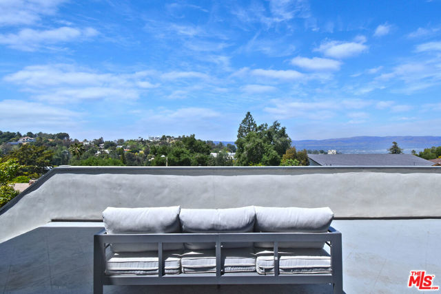 3539 Alana Drive, Sherman Oaks CA: https://media.crmls.org/mediaz/bf413e4e-bcb6-4545-9ff6-b983d19cb167.jpg