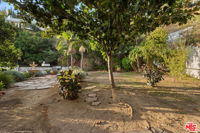 1790 Viewmont Drive, Los Angeles CA: https://media.crmls.org/mediaz/bf42e13a-e28e-4c94-a711-a794e59441d2.jpg