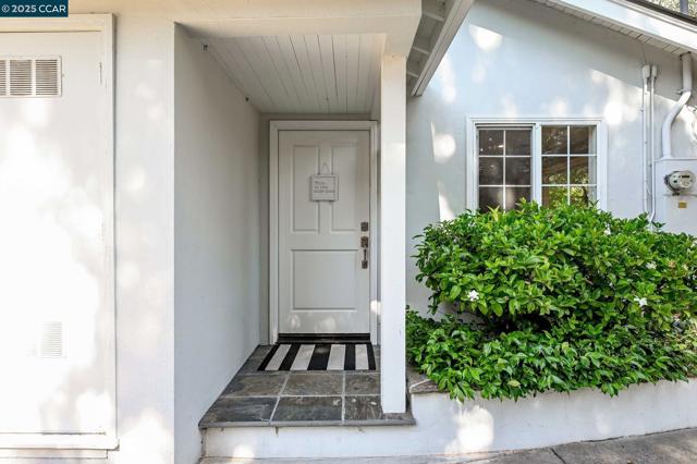 3 Green Valley Ct, Danville CA: https://media.crmls.org/mediaz/bf4337fd-03a4-4961-a045-dcc2fee86efb.jpg