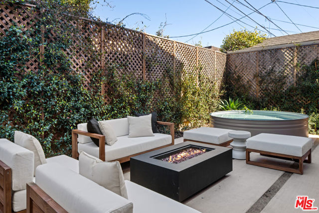 1008 Oakwood Avenue, Venice CA: https://media.crmls.org/mediaz/bf435ade-0c00-4d57-9276-3b973ff5e4a9.jpg