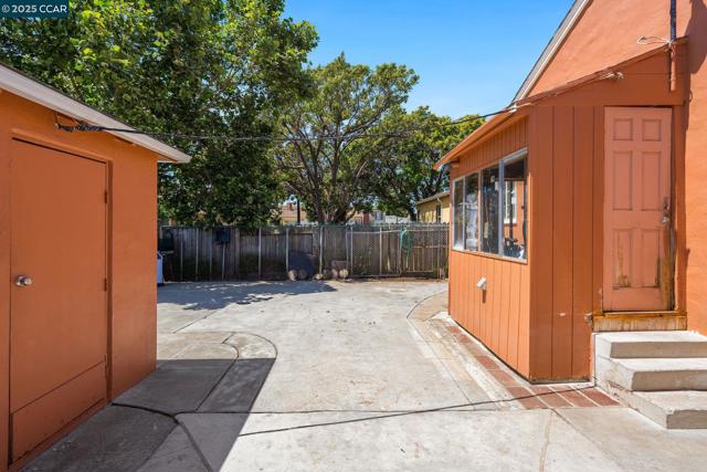 66 Murdock St, Richmond CA: https://media.crmls.org/mediaz/bf43751a-3f05-48b8-80b3-bd2df87702be.jpg