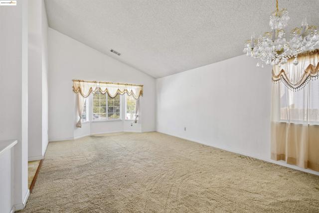 1031 Valley Oak Way, Fairfield CA: https://media.crmls.org/mediaz/bf438afd-2ac5-4410-acaf-e3b930cc70c2.jpg