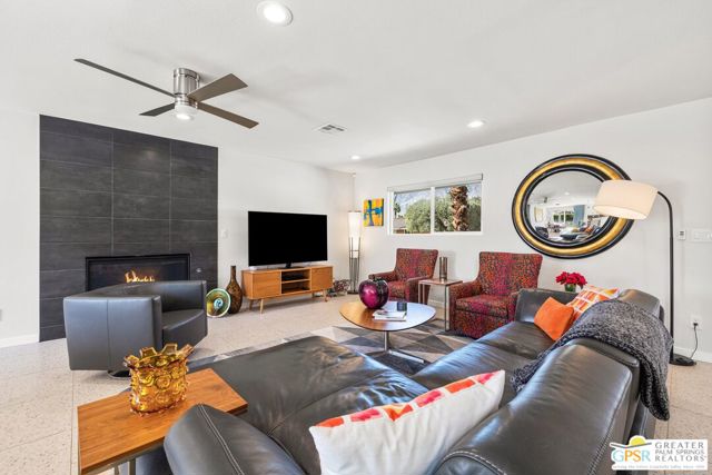 1244 S San Mateo Drive, Palm Springs CA: https://media.crmls.org/mediaz/bf440851-2d63-4e8e-8e04-016391b8a1a9.jpg