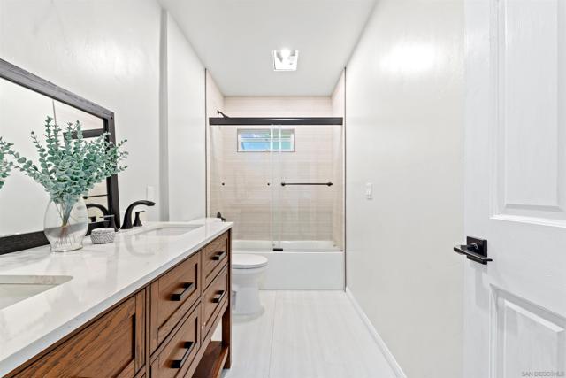 8870 Villa La Jolla Dr, La Jolla CA: https://media.crmls.org/mediaz/bf456930-77f9-4dd8-897b-22fdb0f8f526.jpg