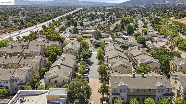 8892 Bellina Commons, Dublin CA: https://media.crmls.org/mediaz/bf4677c6-39c0-44c7-8ce9-b4404cd072a9.jpg