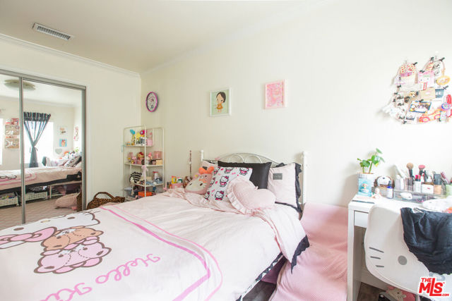 4504 Maplewood Avenue, Los Angeles CA: https://media.crmls.org/mediaz/bf4787c4-40a3-4f13-8aa6-74024b67fc98.jpg