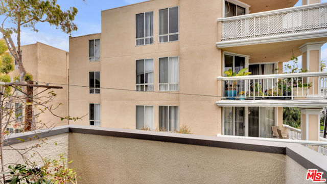 1434 Greenfield Avenue, Los Angeles CA: https://media.crmls.org/mediaz/bf47b679-97a1-4c4a-b30e-2a20f4629cbd.jpg