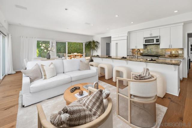 7505 Pepita Way, La Jolla CA: https://media.crmls.org/mediaz/bf484482-938d-47c2-94af-0c2b1feac8cb.jpg