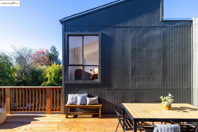 568 Vistamont Ave, Berkeley CA: https://media.crmls.org/mediaz/bf486aaf-3342-4018-8028-cbba29b718b2.jpg