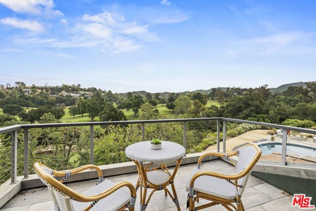 4650 Canoga Avenue, Woodland Hills CA: https://media.crmls.org/mediaz/bf4880cb-7c68-47b7-8bb6-2ae388555a7b.jpg