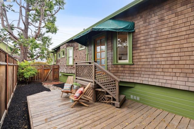 3206 Garfield Ave, Alameda CA: https://media.crmls.org/mediaz/bf4927f0-9988-4fd1-b219-578071173def.jpg