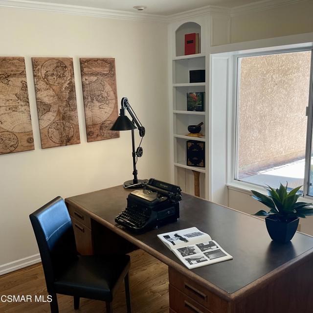 2455 Castlemont Court, Simi Valley CA: https://media.crmls.org/mediaz/bf4a4603-2d82-40fc-bf6e-3415d56bafd4.jpg