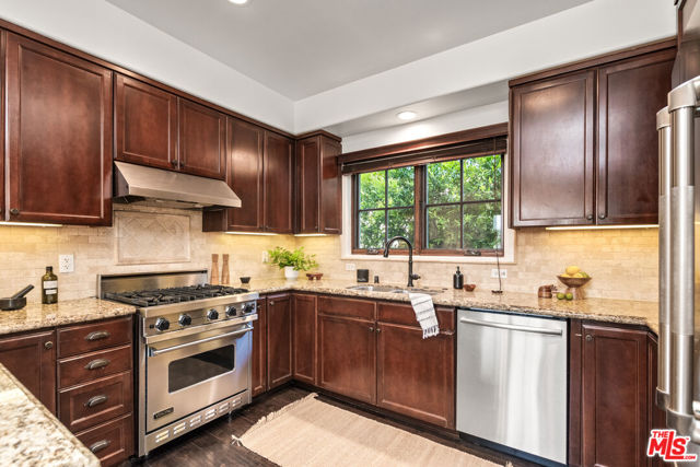 851 19th Street, Santa Monica CA: https://media.crmls.org/mediaz/bf4b208e-3d32-4c31-889a-e4a194373455.jpg