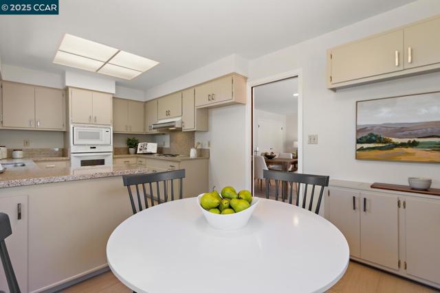140 Warfield Drive, Moraga CA: https://media.crmls.org/mediaz/bf4bb4e2-66b5-412b-b06c-4e2b62039fb2.jpg
