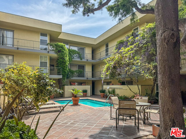 2311 4th Street, Santa Monica CA: https://media.crmls.org/mediaz/bf4bf33c-56d0-4eb9-bc4e-80be6e86d5ab.jpg