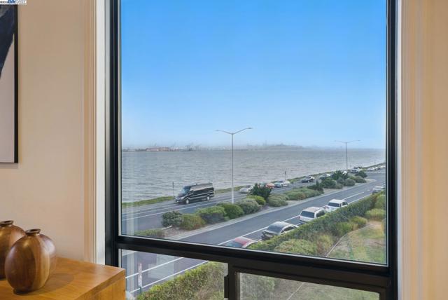 3 Commodore Dr, Emeryville CA: https://media.crmls.org/mediaz/bf4c64ee-a644-41cd-8df7-08d5a13e4e28.jpg