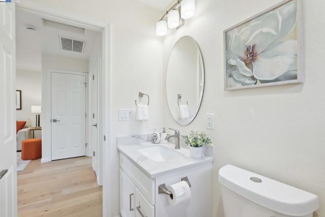 Image 33 of 60 For 227 Holmes St