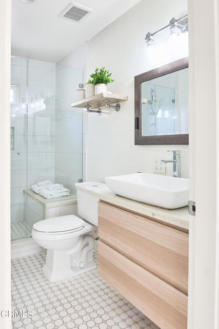401 Del Norte Street, Los Angeles CA: https://media.crmls.org/mediaz/bf4ce2bb-e2a8-41ec-a7bf-0ee0f1956fc5.jpg