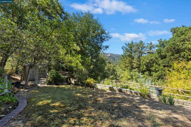 39 Mira Loma Rd, Orinda CA: https://media.crmls.org/mediaz/bf4cfb04-d833-4144-ba7c-2a6d80b38934.jpg