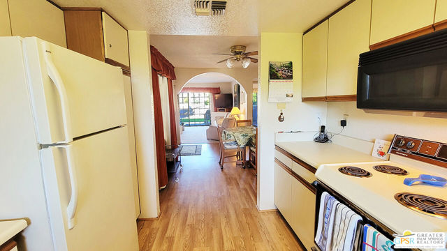 2700 E Mesquite Avenue, Palm Springs CA: https://media.crmls.org/mediaz/bf4d91f6-4892-4686-80f4-4acae91cea77.jpg