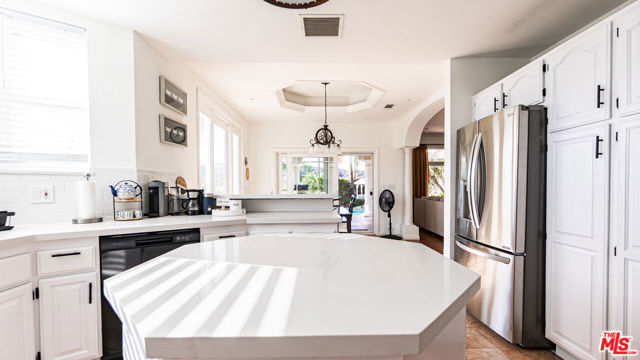 7449 Studio Road, Canoga Park CA: https://media.crmls.org/mediaz/bf4d95de-0767-49af-818f-7d0668395c55.jpg