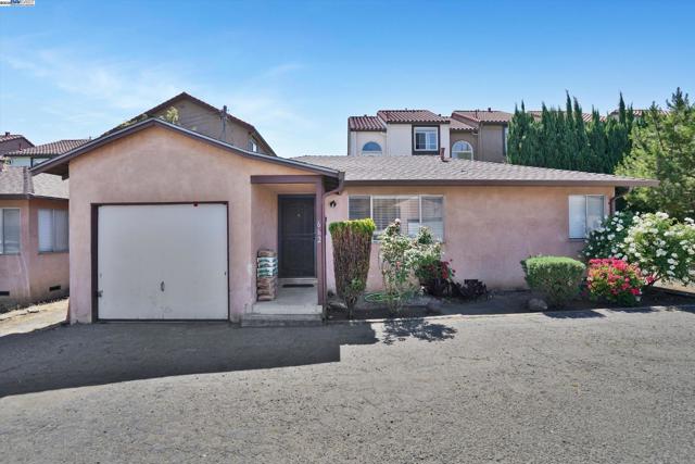 656 Berry Ave, Hayward CA: https://media.crmls.org/mediaz/bf4da0f7-c778-43aa-b242-44d56f7c83c8.jpg